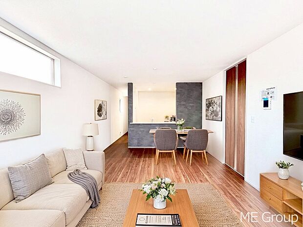 家族の和やかな会話が聞こえてきそう。開放感のあるリビングです。※家具はCGです