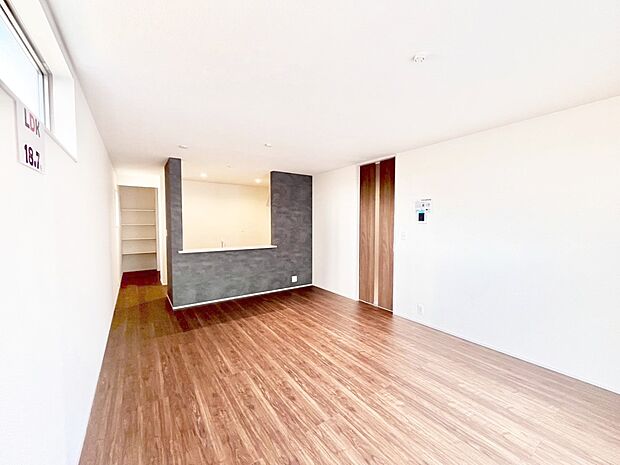 明るい陽光が注ぎ、寛ぎの雰囲気に満たされるダイニング。