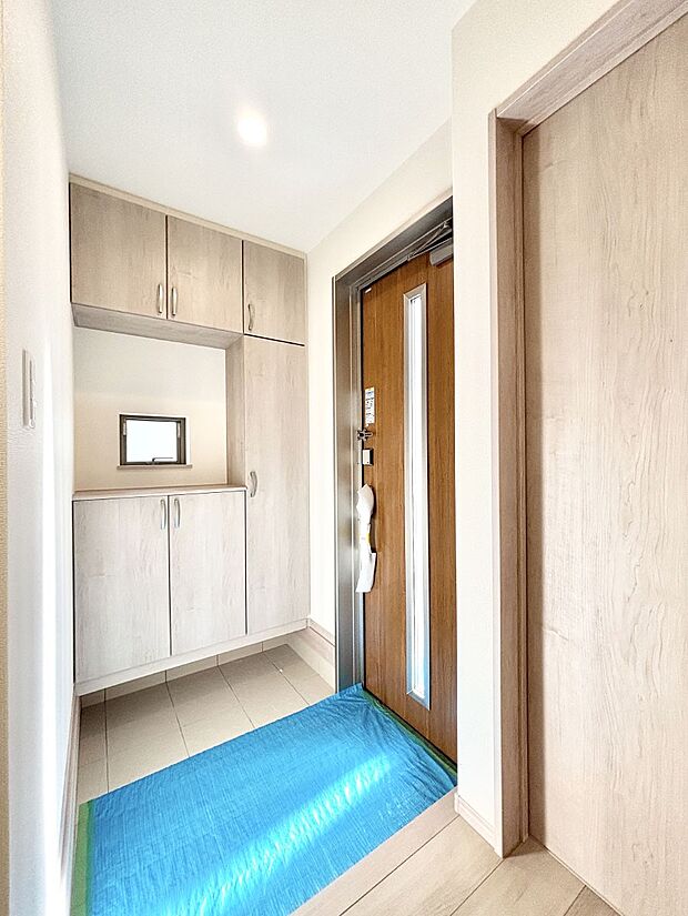 明るい玄関はお客様をお出迎えするのにぴったりです！ 