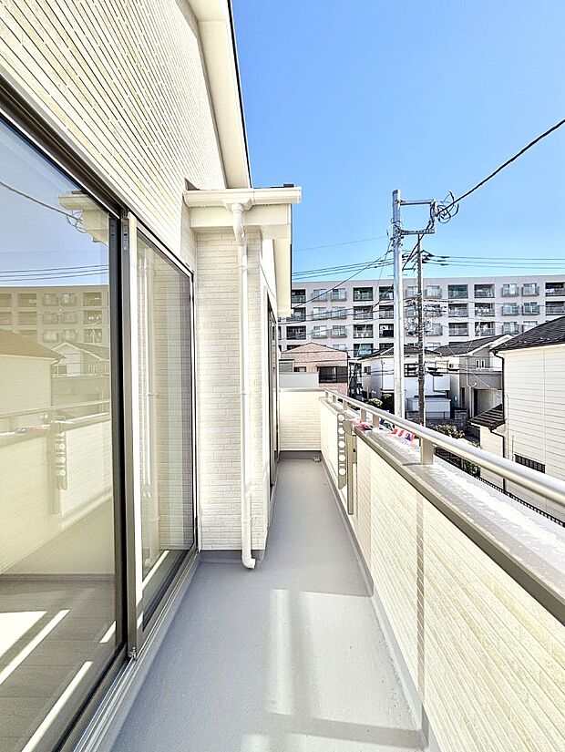 南向きのバルコニー！ご家族の洗濯物はもちろん、お布団もたっぷり干せます！