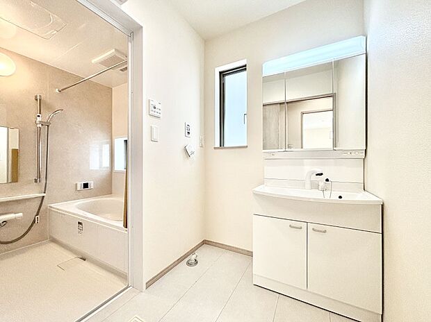 清潔感のある快適空間です。毎日の身支度も気持ち良くお使い頂けます。 