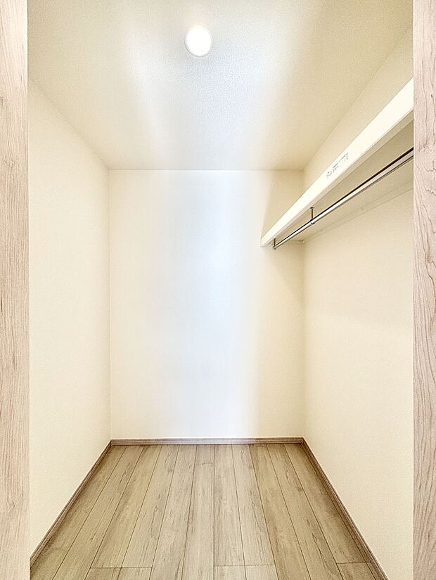 ウォークインクローゼット付きで生活空間を広く利用できます。