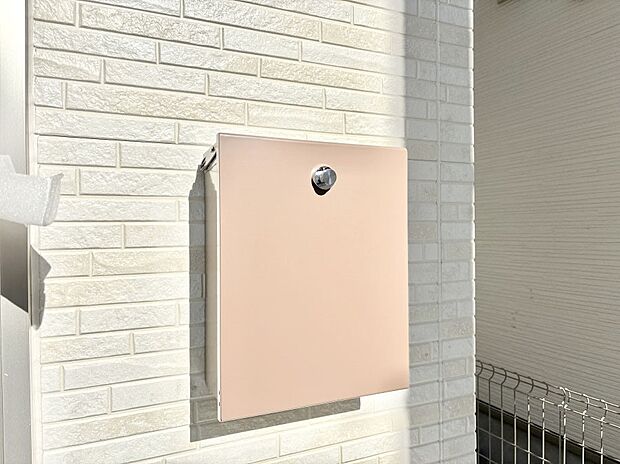 シンプルデザインのポスト。