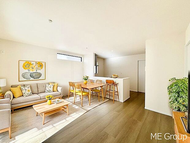 ご家族の賑やかな話し声で包まれる明るいリビング ※家具はCGです