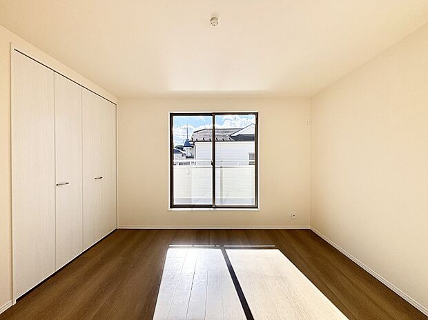 明るいバルコニーサイドに洋室を設置。目覚めの良い寝室に。