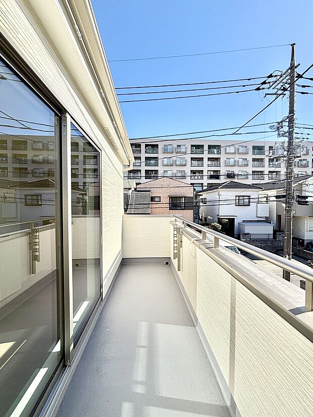 バルコニーはうれしい2ヶ所付き。お洗濯物やお布団をたっぷり干せます。