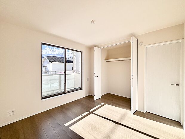 バルコニーが開放感をプラスしてくれる洋室  　