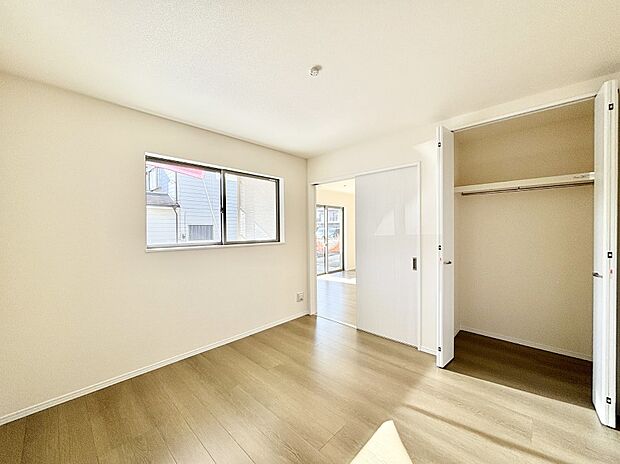 リビング隣接の洋室は個室としても利用できます　