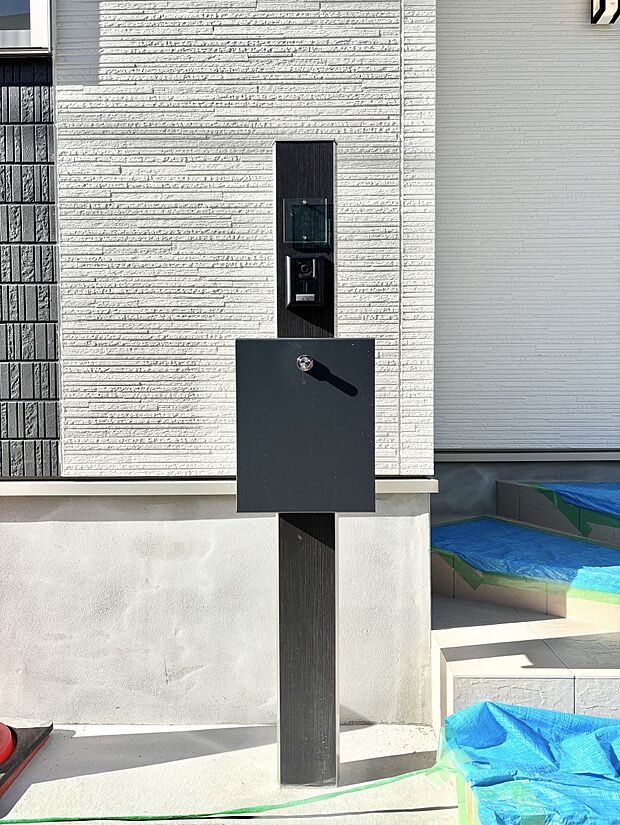 シンプルデザインのポスト。