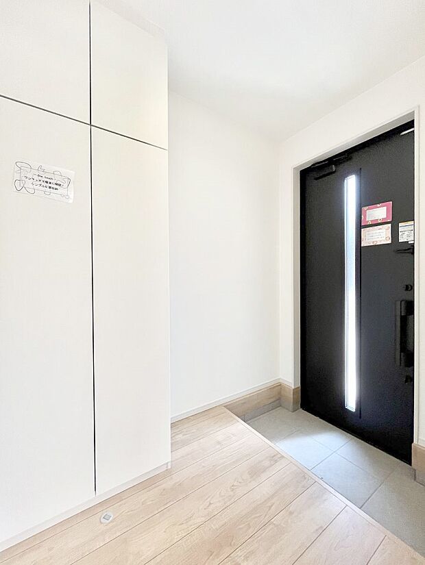 明るい玄関はお客様をお出迎えするのにぴったりです！ 