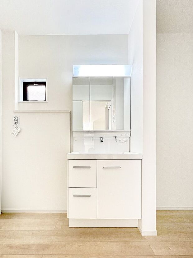 収納力と機能性に優れたお手入れラクラク洗面化粧台！  