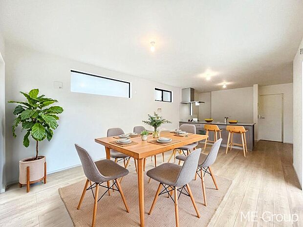 家族の和やかな会話が聞こえてきそう。開放感のあるリビングです※家具はCGです