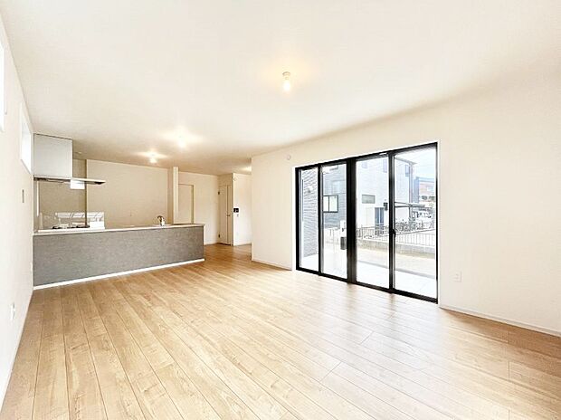 明るい陽光が注ぎ、寛ぎの雰囲気に満たされるリビング・ダイニング。