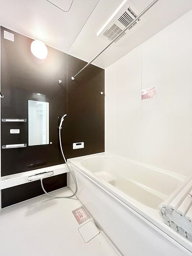 落ち着いた雰囲気でゆっくりお寛ぎいただけるバスルーム。