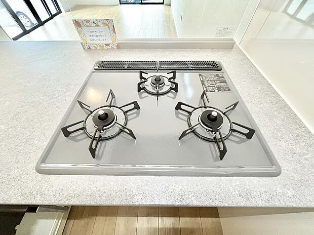 ガスコンロはSiセンサー搭載。火力調節や焦げ付き・消し忘れも防いでくれます。