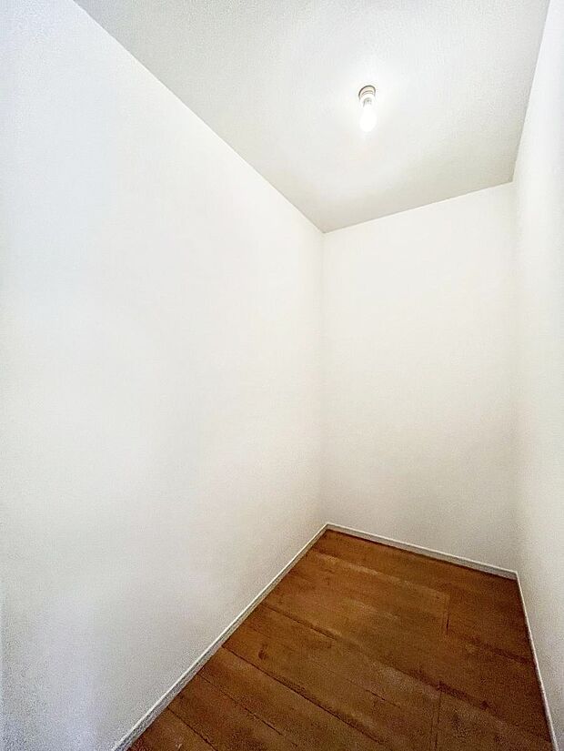 ウォークインクローゼット付きで生活空間を広く利用できます。