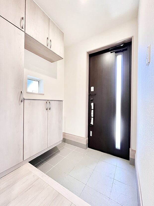 明るい玄関はお客様をお出迎えするのにぴったりです!