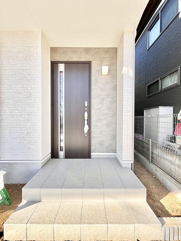 大切な家族、来客を出迎える玄関。