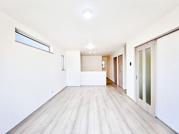 明るい陽光が注ぎ、寛ぎの雰囲気に満たされるリビング・ダイニング。 