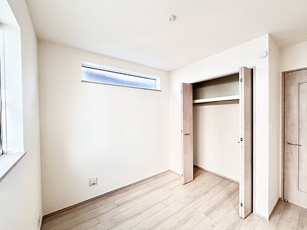 お子さまのお部屋としても！衣類の整理整頓に便利なクローゼット付きの洋室。
