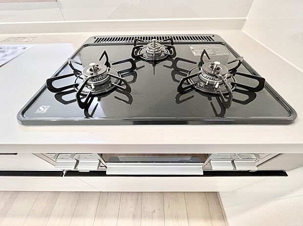 ガスコンロはＳｉセンサー搭載。火力調節や焦げ付き・消し忘れも防いでくれます。