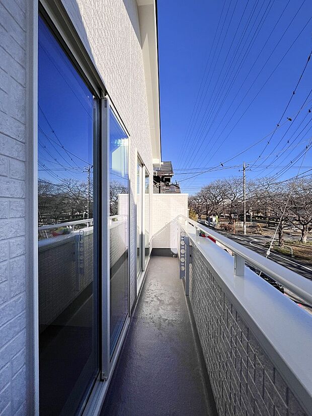 暖かな陽光が降り注ぐバルコニーはお洗濯におすすめ。爽やかな風も心地よいです。 