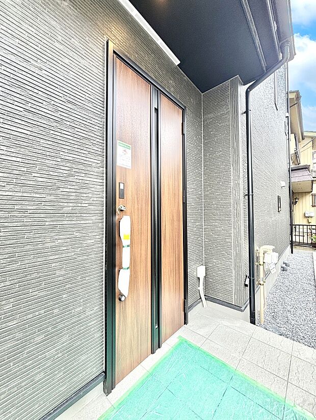 大切な家族、来客を出迎える玄関。