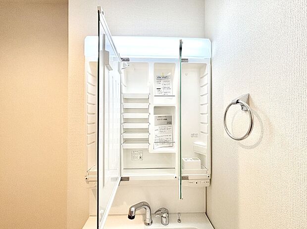 三面鏡の裏に、化粧品や衛生用品などを収納可能。洗面台をすっきりと保ちます!