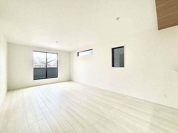 大きな窓からたっぷりの陽光と風を感じられるリビング