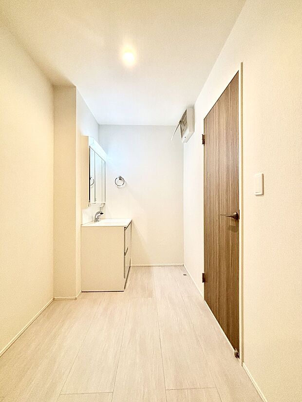 清潔感のある快適空間です。毎日の身支度も気持ち良くお使い頂けます。 