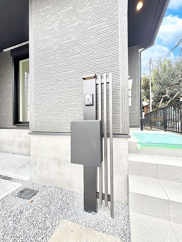 シンプルデザインのポスト。