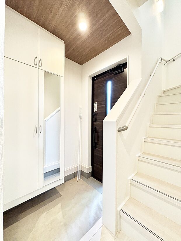 安全性を考慮し階段には手すりを設置しています