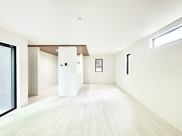 明るい陽光が注ぎ、寛ぎの雰囲気に満たされるリビングダイニング