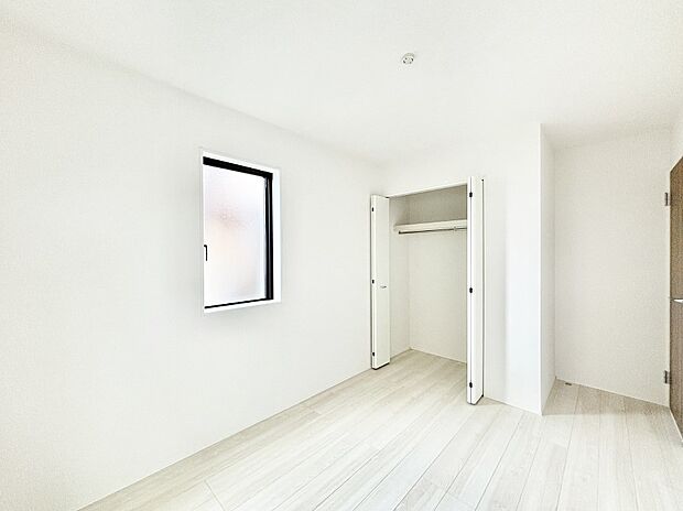 使いやすい形でベットや家具の置き方にも困ることもありません。   