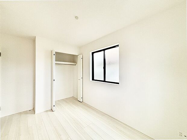 窓からのやさしい光が心地よいプライベートルーム