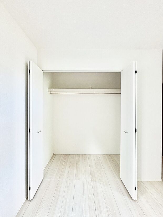 洋室のクローゼット。奥行きがあるので厚手の衣類もすっきり収まります。