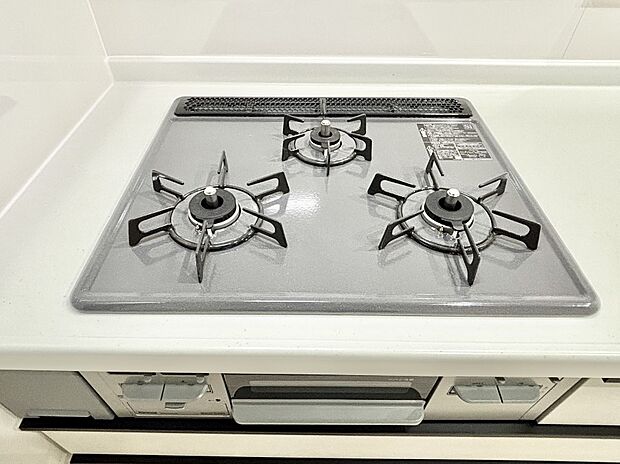 ガスコンロはSiセンサー搭載。火力調節や焦げ付き・消し忘れも防いでくれます。