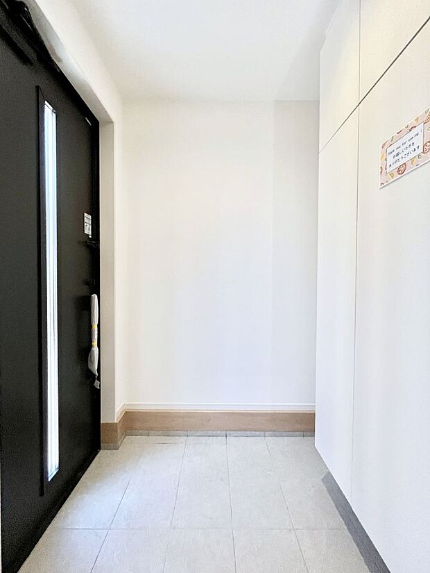 明るい玄関はお客様をお出迎えするのにぴったりです!