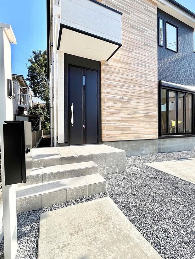 大切な家族、来客を出迎える玄関。