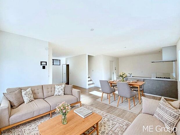 ご家族の賑やかな話し声で包まれる明るいリビング ※家具はCGです