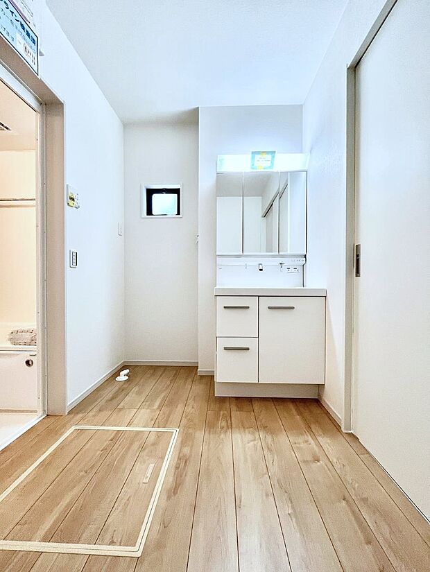 清潔感ある洗面化粧室で朝の身支度も快適