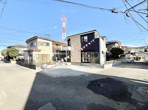 角地なので日当たりも良く、お家が堂々として見えます。