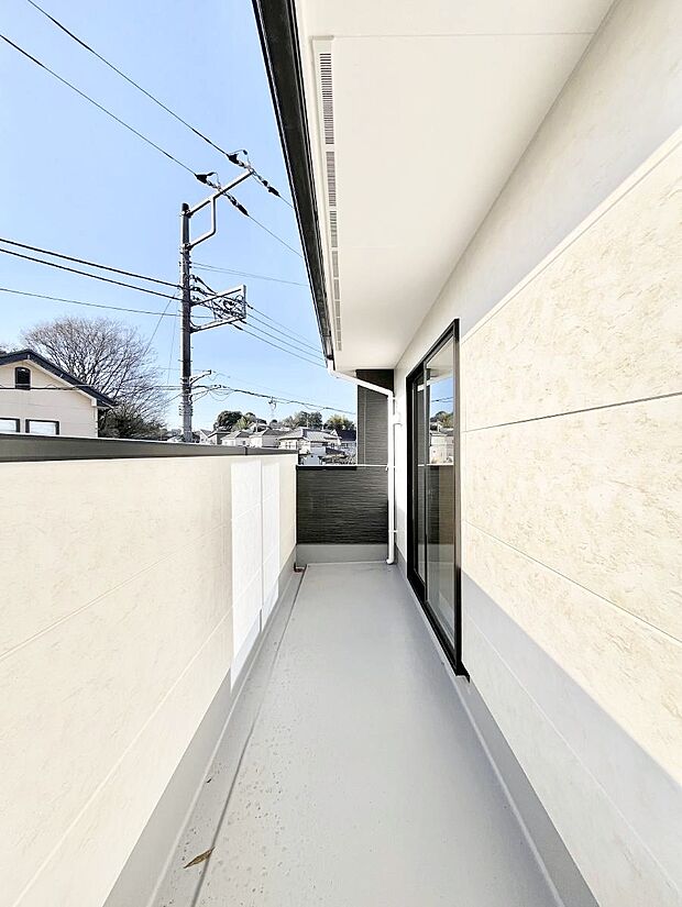 暖かな陽光が降り注ぐバルコニーはお洗濯におすすめ。爽やかな風も心地よいです。 