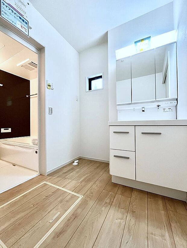 洗面所はゆとりのあるスペースで、身支度や入浴後のスキンケアも心に余裕をもってできそうです。