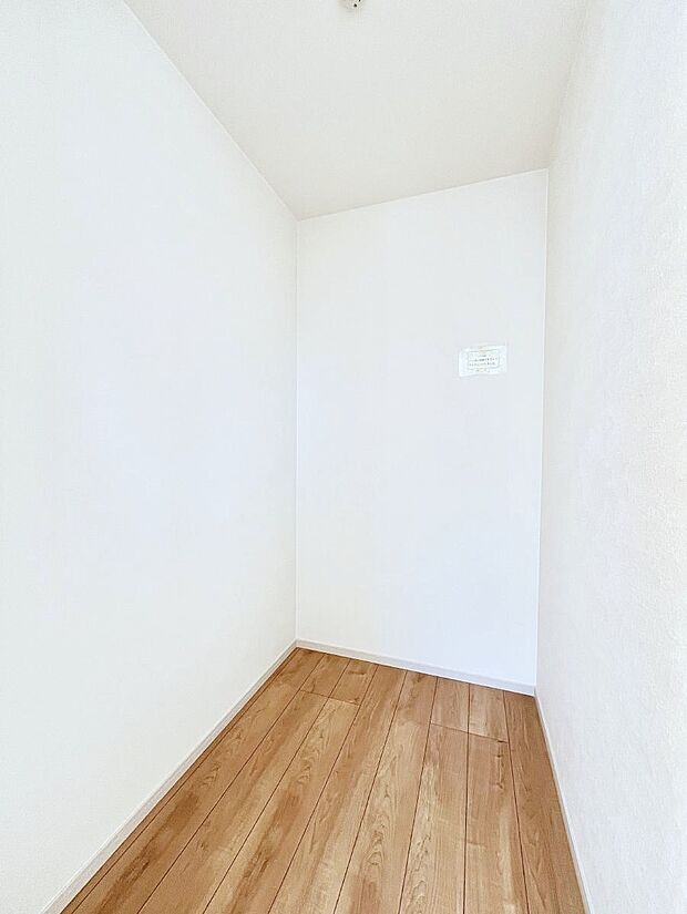 ウォークインクローゼット付きで生活空間を広く利用できます。