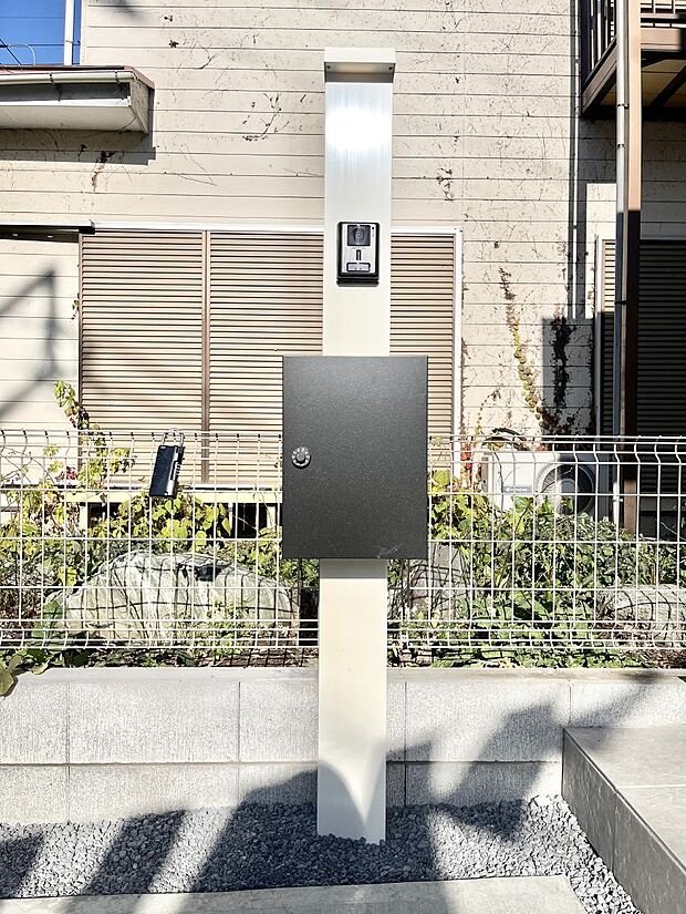 表札・インターホン・ポストをひとつに集約。エントランスになじむシンプルデザイン。