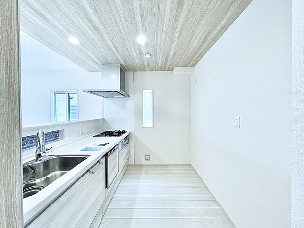 爽やかな風が通り抜けるキッチン。窓があるので明るく換気にも役立ちます。