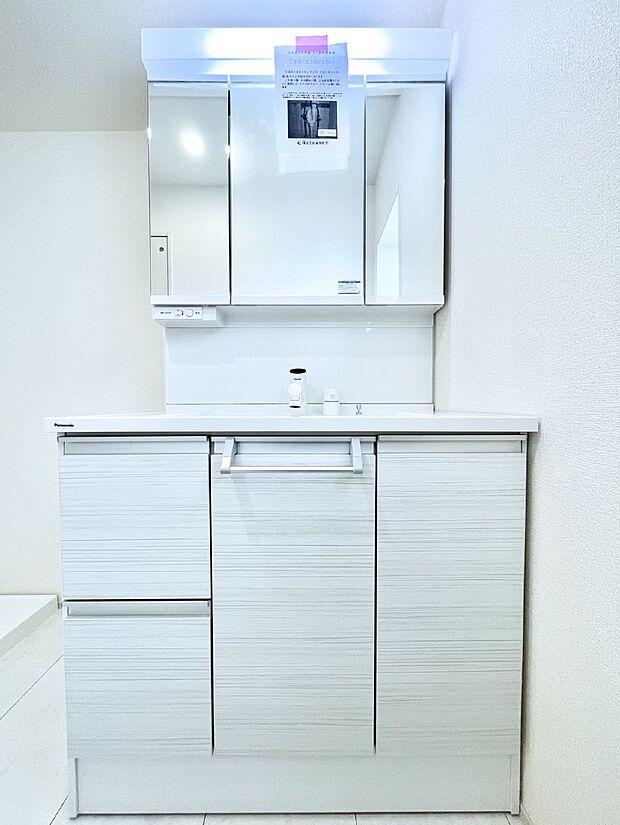 大きく見やすい三面鏡で清潔感ある洗面台は、身だしなみチェックや肌のお手入れにおすすめです。