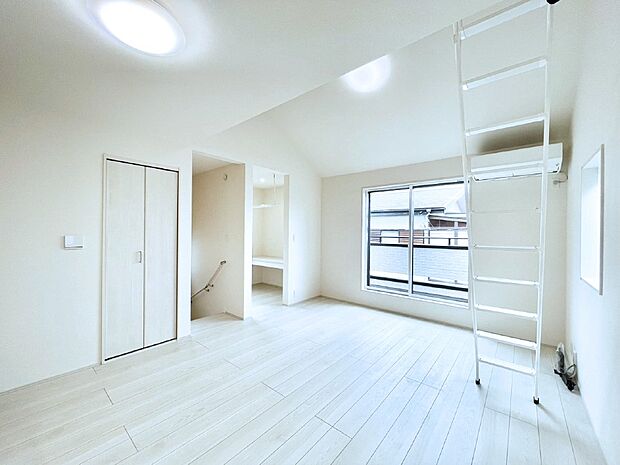 明るい2階リビング！外からの視線をシャットアウトして家族のプライバシーを守ります。