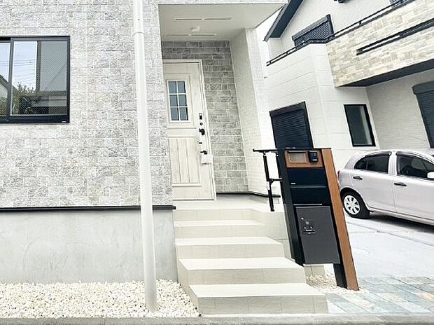 表札・インターホン・ポスト・宅配ＢＯＸをひとつに集約。エントランスになじむシンプルデザイン。